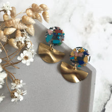 Load image into Gallery viewer, Confetti Dangly Wavy Earrings