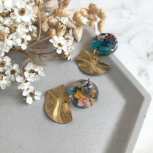 Load image into Gallery viewer, Confetti Dangly Wavy Earrings