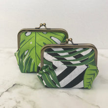 Load image into Gallery viewer, Tropical Leaves Metal Framed Purse
