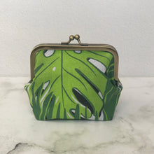 Load image into Gallery viewer, Tropical Leaves Metal Framed Purse
